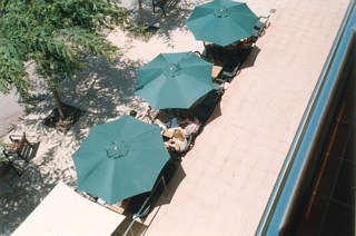 Terrassa de la pizzeria Ciccio Pizza que va estar ubicada a l'avinguda del mar de Gavà Mar fins que va ser tancada per sentència judicial